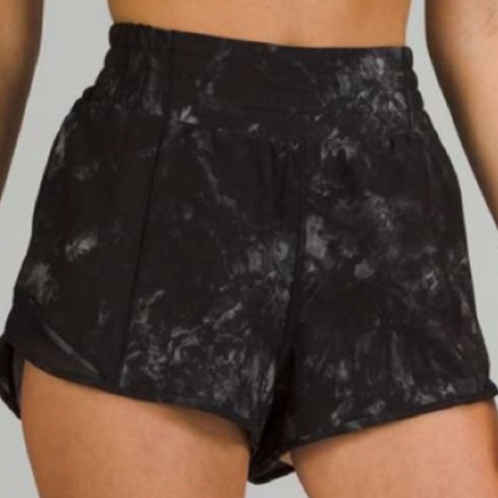 Lululemon Hotty Hot High-Rise Lined Short 2.5"
Aquila Black Multi /Black 12 Tall